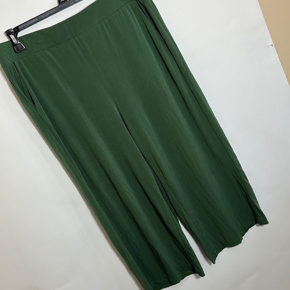 Torrid 1 CROP PULL-ON WIDE LEG STUDIO KNIT MID-RISE PANT - Picture 3 of 8